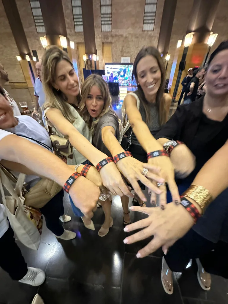 Toda la programación de las Fiestas del Pilar en tu muñeca con la pulsera Zaraband